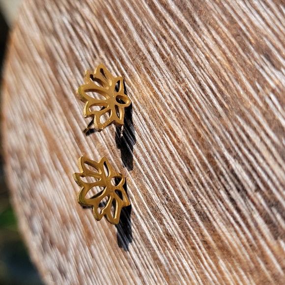 💥LAST PAIR💥Golden Lotus Hollow Cut Zen Stud Earrings - Picture 4 of 7